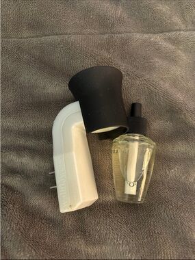 Wallflower Plug-In Fragrance Kit in Black and White